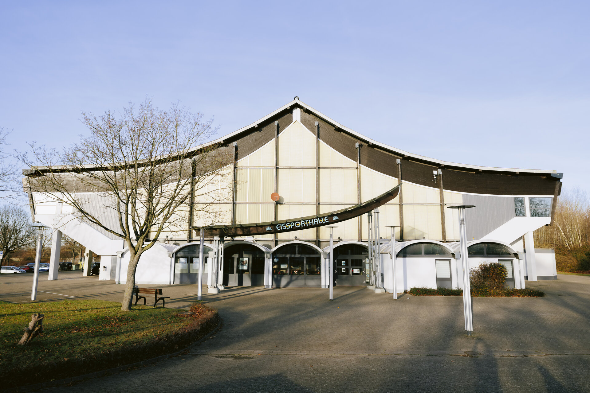 Blick auf die Eissporthalle