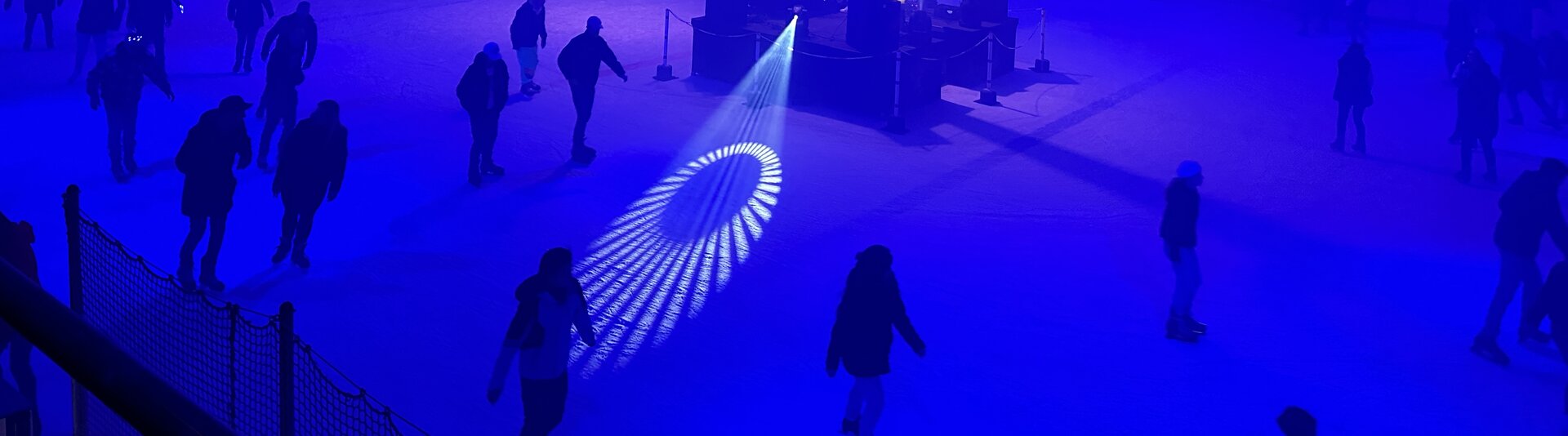 Blau leuchtende Eisfläche